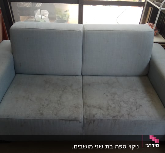 ספה כחולה עם כתמים ולכלוך גלוי
